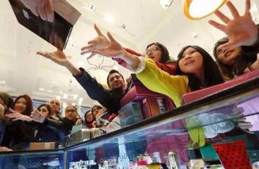 肏少妇的小骚屄视频中国人依然爱赴日旅游 消费已由爆买转向网购